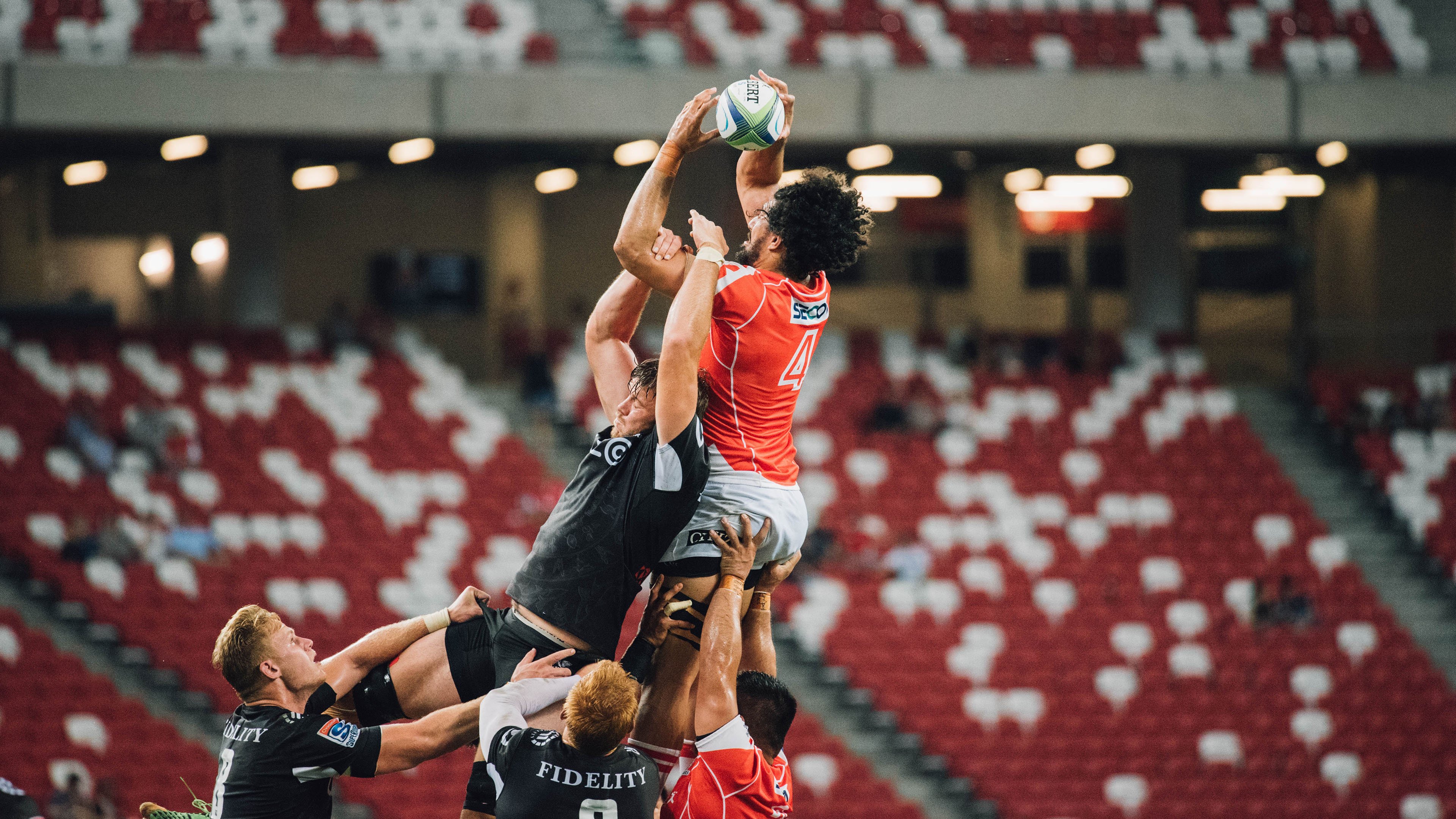 开云体育在线-“未来之星：青少年足球运动员崭露头角”，未来之星足球队的教练和小队员正在研究